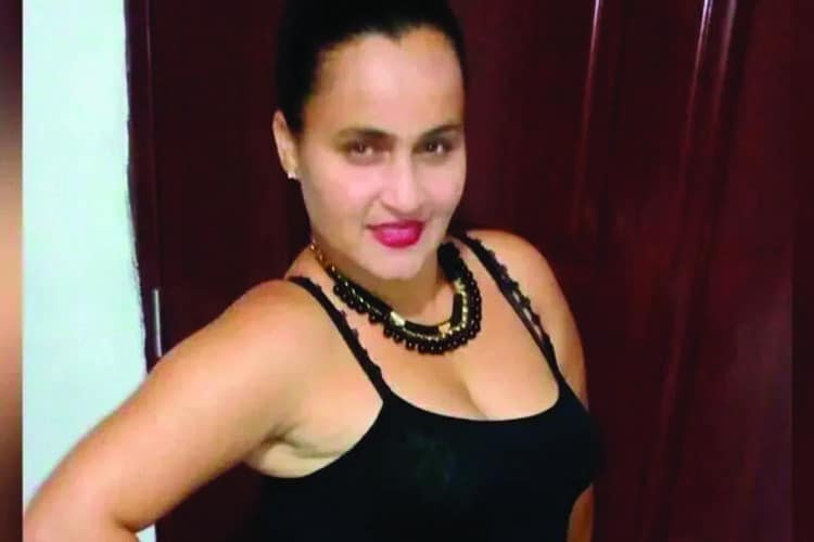 Tenía 39 años. Era maestra al servicio del Ministerio de Educación. La mató a puñaladas su expareja, a quien había puesto varias órdenes de alejamiento, la primera en el 2017. En numerosas ocasiones dijo que la mataría. Quedan en la orfandad tres niños, cuyas fotos aparecen profusamente en la cuenta de Facebook de la víctima. Algunas fotos de ella tienen mensajes contra la violencia de género. En un video grabado antes de entregarse, el feminicida trata de justificar su crimen con un relato donde aparece como la real víctima, al punto de afirmar en dos ocasiones “ahora el malo soy yo”. Ocurrió <strong>el 9 de septiembre</strong> en Estebanía, Azua.