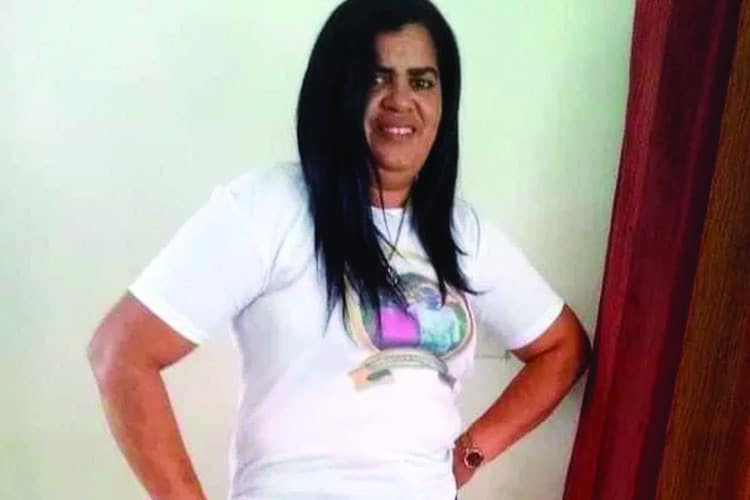 Tenía 44 años. La mató a balazos su expareja y padre de sus tres hijos, quien también hirió a su compañero. El feminicida se suicidó. Tenían separados seis años, y durante cinco de ellos, la víctima denunció sus amanezas de muerte y su insistente acoso, logrando dos órdenes de alejamiento que no la protegieron. Una semana antes, Miledys publicó en sus redes un video donde se  la ve sonriente cuando su nueva pareja le entrega un anillo y le pide matrimonio. Como fondo musical del video, la canción “Cásate conmigo”, de Silvestre Dangond & Nicky Jam. Según declarantes, el feminicida espero que su víctima y su compañero salieran a las cinco de la mañana a ordeñar unas vacas para cometer el crimen. Ocurrió <strong>el 22 de julio</strong> en Jobo Corcobado, Castañuelas, Montecristi.