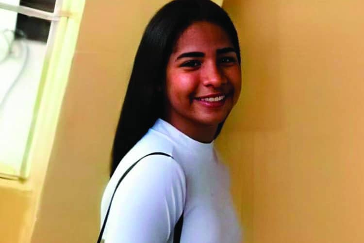 Tenía 17 años. La mataron a puñaladas y disparos su exnovio y el padre de este. La adolescente había salido con familiares a recrearse a una cuadra de su casa. Tras una discusión en la que participaron varias personas, entre ellas el exnovio de la víctima, este llamó a su padre para pedirle que fuera a rescatarlo porque esta “acorralado”. El padre, un sindicalista del transporte, llegó al lugar armado y comenzó a disparar de inmediato. En ese momento, el hijo feminicida habría acuchillado a la joven y el padre la remató. Ocurrió <strong>el 4 de noviembre</strong> en el barrio Villa María, del distrito Municipal de Pantoja.