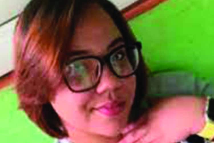 Tenía 19 años. La apuñaló en el cuello y dejó abandonada  en estado agónico su novio. La joven logró enviar un audio a su madre pidiendo auxilio: “Ayúdame, que me estoy muriendo. José me quería matar. Estoy en una loma que no tiene carretera”, dice con voz apenas audible. Intervenida quirúrgicamente, falleció en la madrugada del día después. Al admitir el crimen, el feminicida confiesa haberlo premeditado y llevar engañada a su víctima al lugar del feminicidio. “Lo que más tristeza me da es que cuando yo se la estaba clavando (el arma), en el forcejeo ella estaba llamando a su mamá”, dijo sin inmutarse a los periodistas.  Ocurrió <strong>el 20 de agosto</strong> a la entrada de El Mogote, Villa Trina, Moca.