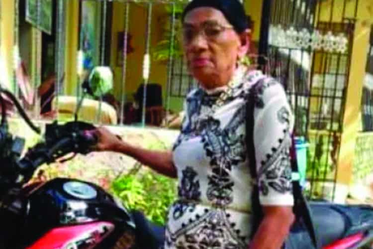 Tenía 69 años. La degolló su pareja en la casa de ambos. El feminicida intentó suicidarse prendiéndose fuego. Los vecinos alertaron al sistema 911 de lo que ocurría en la casa de la victima. El feminicida fue retenido por un hijo de la mujer y entregado a las autoridades. Ocurrió <strong>el 21 de agosto</strong> en Las Terrenas, Samaná.