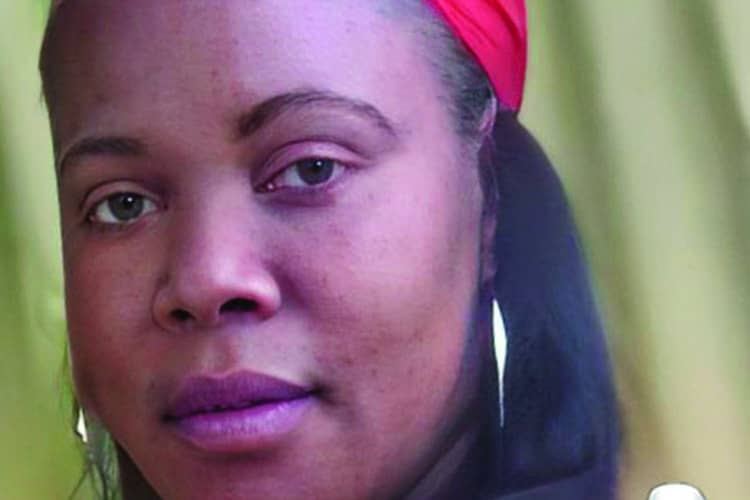 Tenía 33 años. La mató de un disparo en el pecho, realizado con un arma de fabricación casera, su expareja. El feminicida había salido poco antes de la cárcel, donde cumplió una medida de coerción por violencia de género y amenazas de muerte. Un juez le varió la medida por otra consistente en garantía económica.  Cinco niños y niñas quedan en la orfandad. Ocurrió <strong>el 19 de septiembre</strong> en el sector Santa Rosa de Baní.