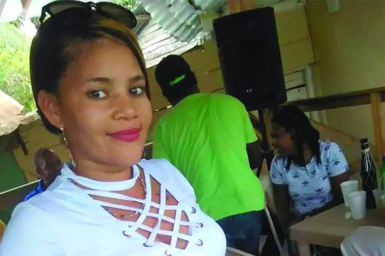 Tenía 39 años. Trabajaba en una banca de apuestas. La mató de un disparo su pareja, con quien apenas tenía cuatro meses de relación, en su lugar de trabajo. Una hermana dijo a la prensa que le advirtió reiteradamente del peligro que corría por el carácter posesivo del feminicida. Este alegó inicialmente que el disparo fue accidental. La víctima tenía una hija adolescente con condición de discapacidad.   Ocurrió <strong>el 18 de noviembre</strong> en Nagua, María Trinidad Sánchez.