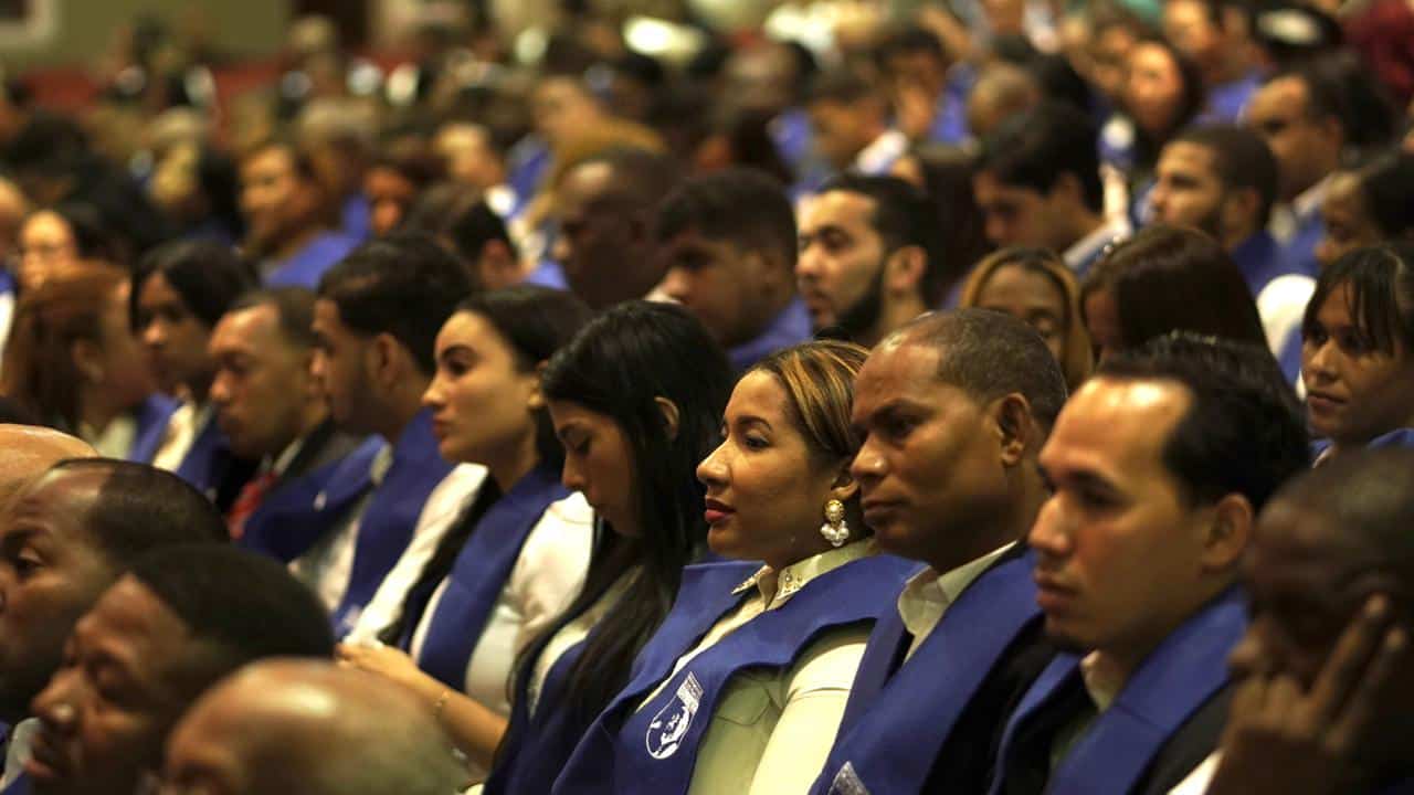 Parte de los estudiantes en la XII Graduación del Instituto José Francisco Peña Gómez.