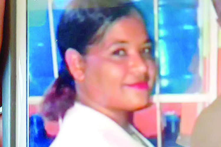 Tenía 39 años. Era empleada en una banca de apuestas. La mató a puñaladas su expareja en el lugar donde ella trabajaba. Por las amenazas y la violencia en su contra, la víctima solicitó y obtuvo una orden de alejamiento contra su agresor. Cuatro niños quedan en la orfandad. Ocurrió el <strong>15 de agosto</strong> en el sector Santa Rosa 3 de Cienfuegos, Santiago.