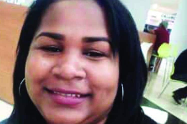 Tenía 25 años. Era dueña de un pequeño salón de belleza. La estranguló su pareja, un segundo teniente de la Policía, quien, tras cometer el feminicidio, se ahorcó. Queda huérfano un hijo de siete años procreado con su verdugo, quien presenció el feminicidio y dio la voz de alerta a los vecinos. Como es frecuente en estos casos, los vecinos consultados por los medios de comunicación dijeron no haber visto nunca señales de desavenencia en la pareja. Ocurrió <strong>el 20 de julio</strong> en Hato Nuevo, Los Alcarrizos.