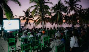 Habitantes de Isla Saona disfrutan de la proyección de películas al aire libre gracias a la energía limpia