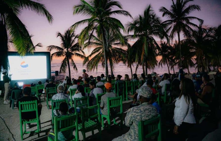Habitantes de Isla Saona disfrutan de la proyección de películas al aire libre gracias a la energía limpia
