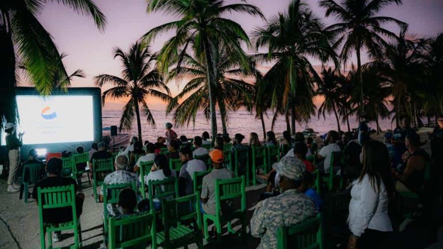 Habitantes de Isla Saona disfrutan de la proyección de películas al aire libre gracias a la energía limpia