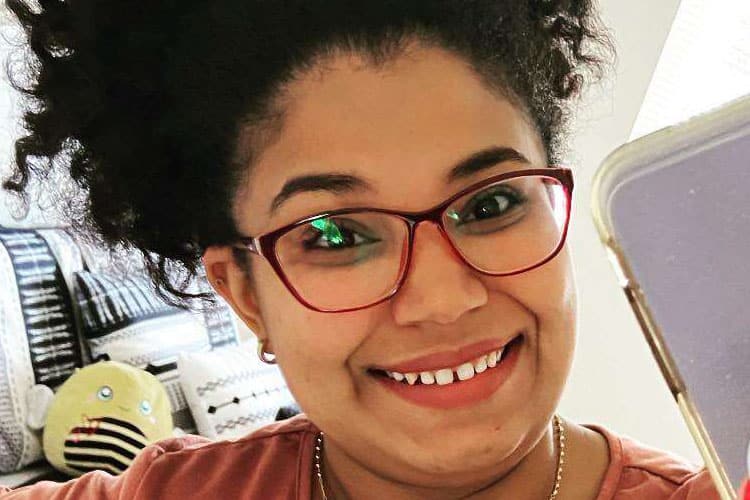 Tenía 27 años. Trabajaba en Orlando, Florida, como cuidadora de niños. Estaba embarazada. La mató de ochenta puñaladas su pareja, con quien tenía un año de relación. La víctima, oriunda de Puerto Rico, viajaba al país con frecuencia, la última para compartir con el feminicida la noticia del embarazo. Tras cometer el crimen, y desde un teléfono cuyo mensaje decía “Dios es misericordioso”, el feminicida realizó una videollamada a la mamá de su víctima : quería enseñarle, y así lo hizo, el cuerpo ensangrentado de su hija metido en una bañera. “Te la maté por perra”, le dijo.  Ocurrió <strong>el 31 de diciembre</strong> en el sector Villa Carmen, Santo Domingo Este.