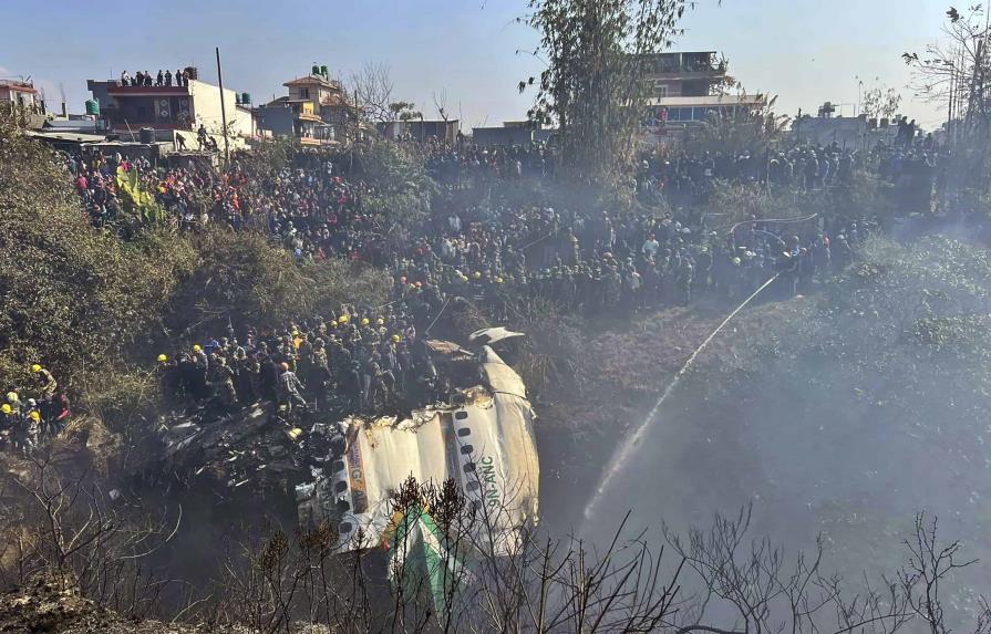 Hallan 68 cadáveres tras accidente aéreo con 72 pasajeros a bordo en Nepal