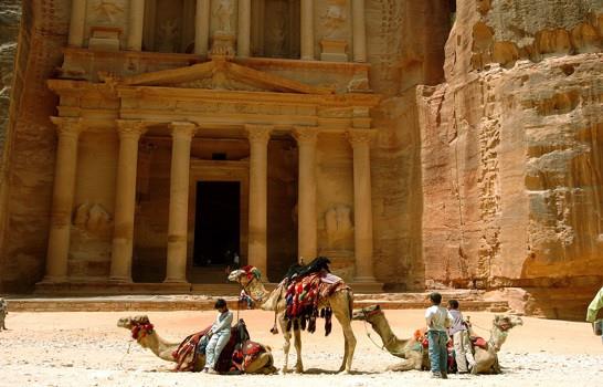 Turistas regresan a Petra, maravilla del desierto de Jordania