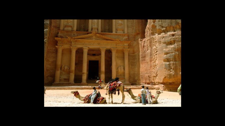 Turistas regresan a Petra, maravilla del desierto de Jordania Turistas regresan a Petra, maravilla del desierto de Jordania