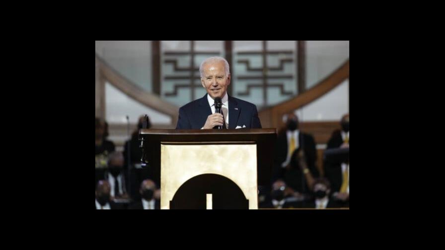 Biden dice que democracia se encuentra en momento peligroso