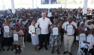 Gobierno entrega 2,298 títulos de propiedad en Consuelo, San Pedro de Macorís