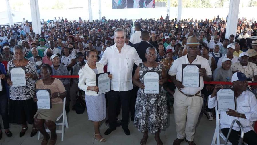 Gobierno entrega 2,298 títulos de propiedad en Consuelo, San Pedro de Macorís