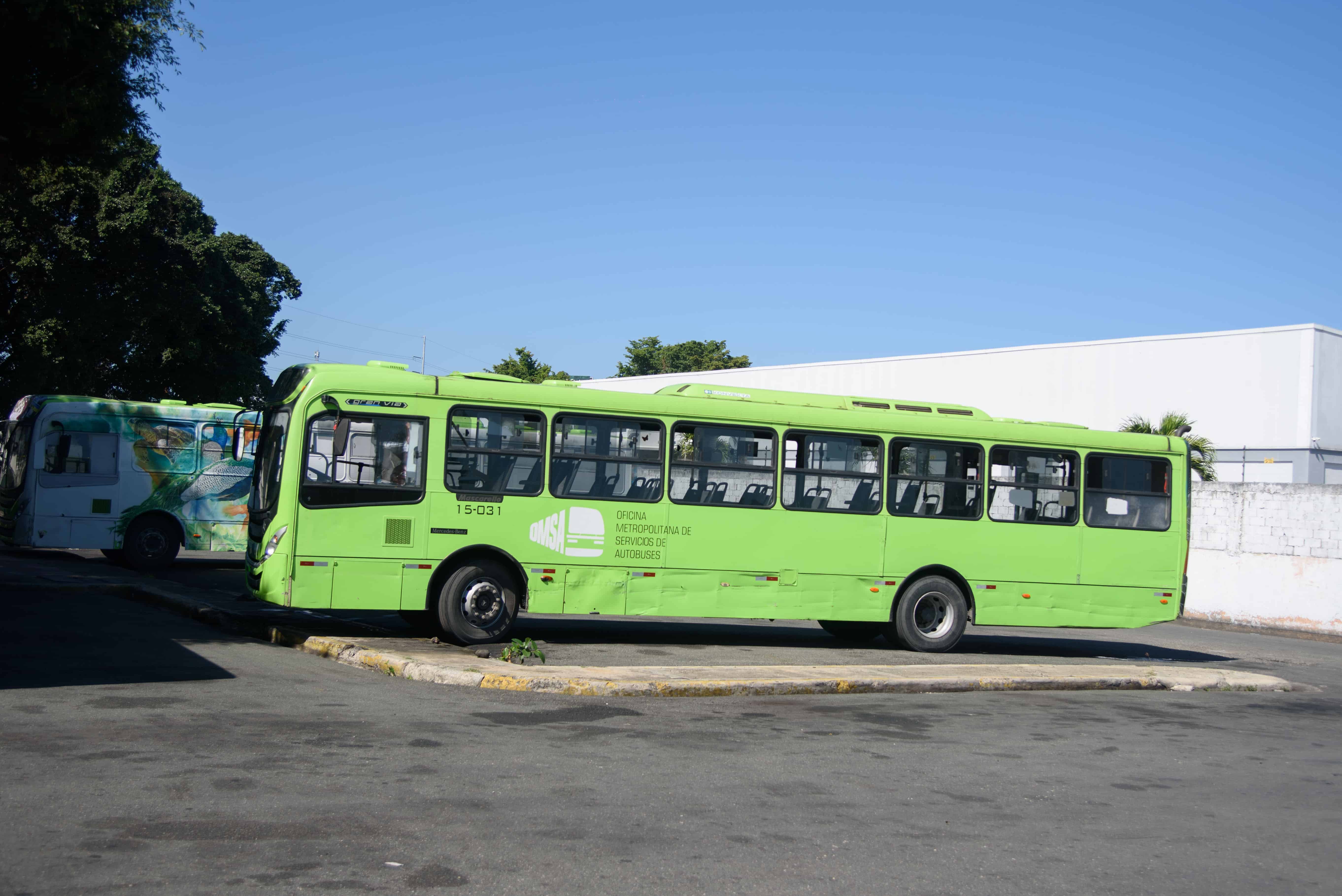 Autobuses que amanecen en el lugar