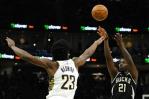 Holiday enciende una reacción tardía y Bucks superan a Pacers