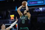 Tatum anota 51 y Celtics vencen a Hornets