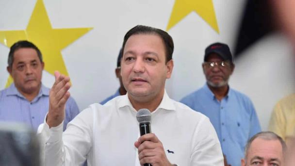 Abel Martínez califica de paradoja declaraciones de Abinader de que al Gobierno le rinde el dinero
