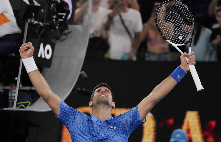 Vítores para Djokovic al debutar con triunfo en Australia