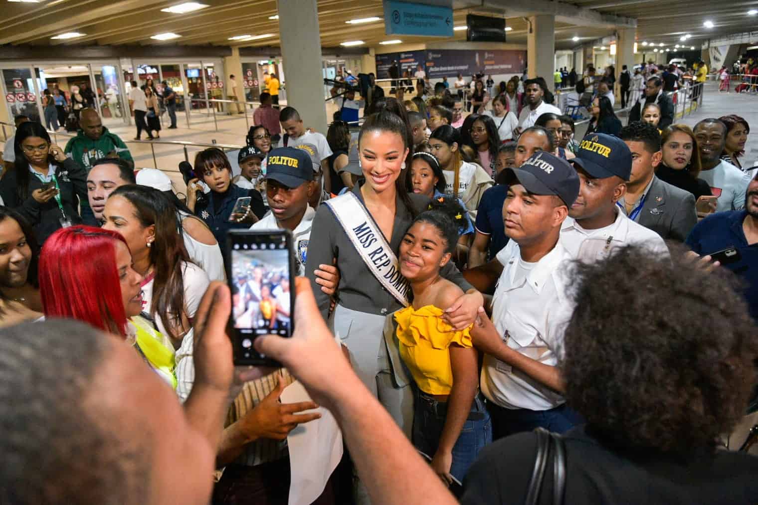 Andreína Martínez fue recibida entre aplausos y muchas fotografías.