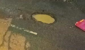 Advierten peligro por hoyo en calle José Amado Soler