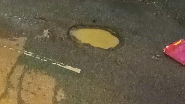 Advierten peligro por hoyo en calle José Amado Soler