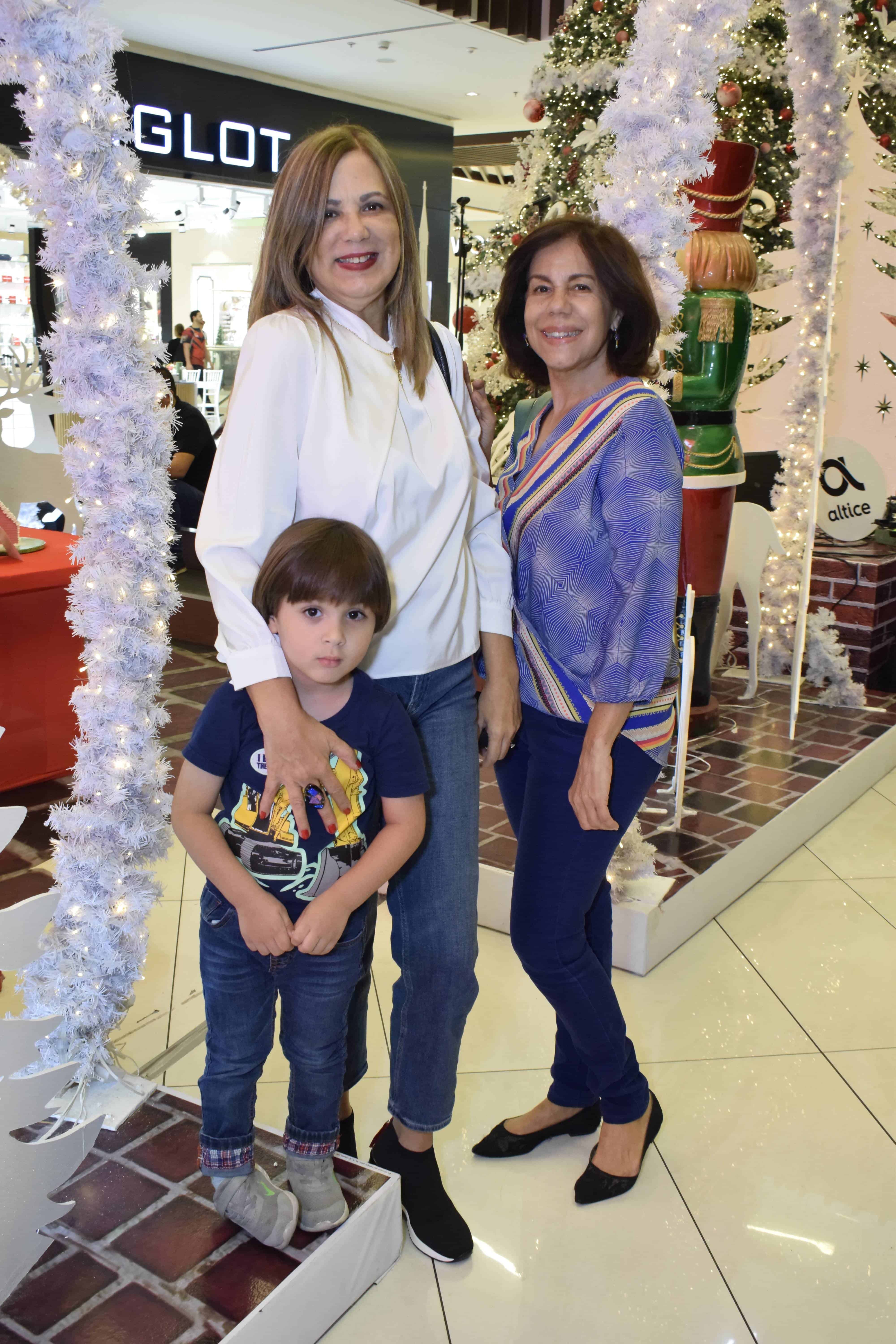 Alexandra Peguero, Rosario Peguero y Nicolás Lamadrid.
