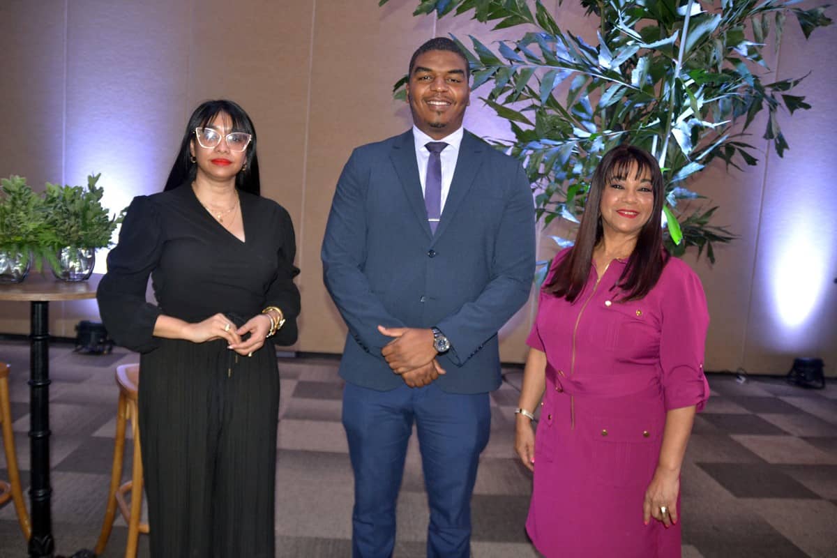 Yakayra Suero, Robert Valcin y Jacqueline Ramos.