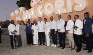 Abinader entrega títulos e inaugura oficina de Senasa y parador fotográfico en San Pedro de Macorís