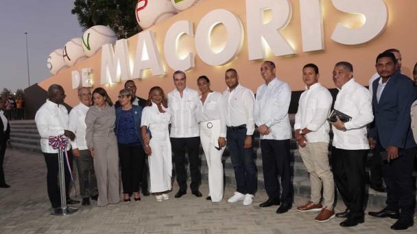 Abinader entrega títulos e inaugura oficina de Senasa y parador fotográfico en San Pedro de Macorís