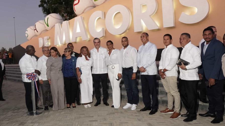 Abinader entrega títulos e inaugura oficina de Senasa y parador fotográfico en San Pedro de Macorís