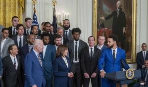 VIDEO | Biden elogia la garra y el compromiso social de los Warriors de Curry