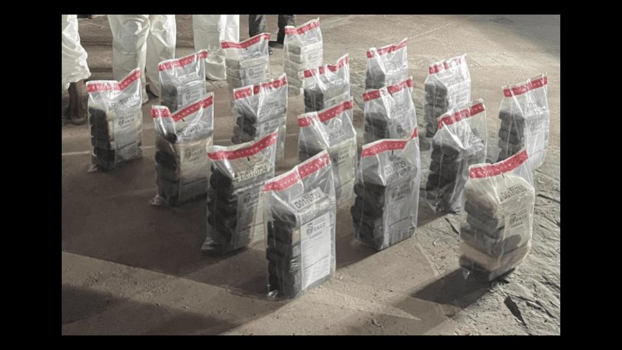Guardia Costera de EEUU entrega 250 kilos de cocaína y tres contrabandistas a RD Guardia Costera de EEUU entrega 250 kilos de cocaína y tres contrabandistas a RD