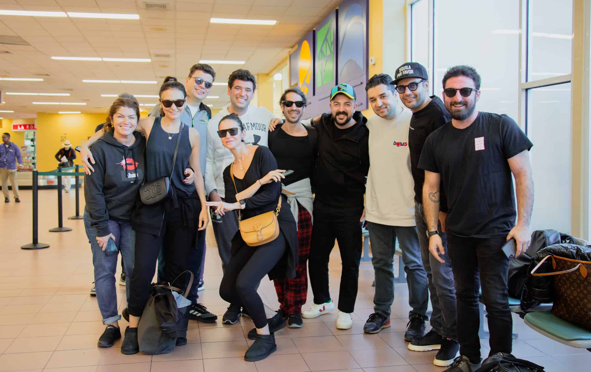 Grupo de pasajeros posan al llegar al Aeropuerto Internacional de La Romana.