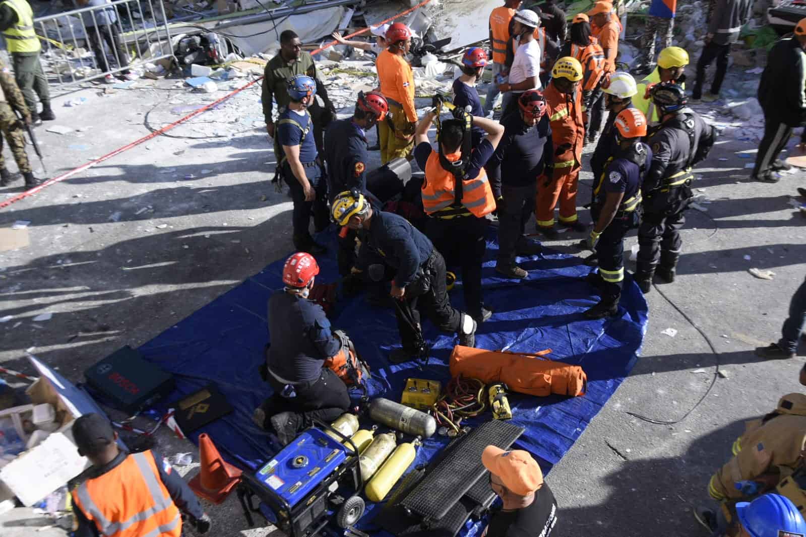 Miembros del Cuerpo de Bomberos y de la Defensa Civil continuando sus labores de rescate de las víctimas.