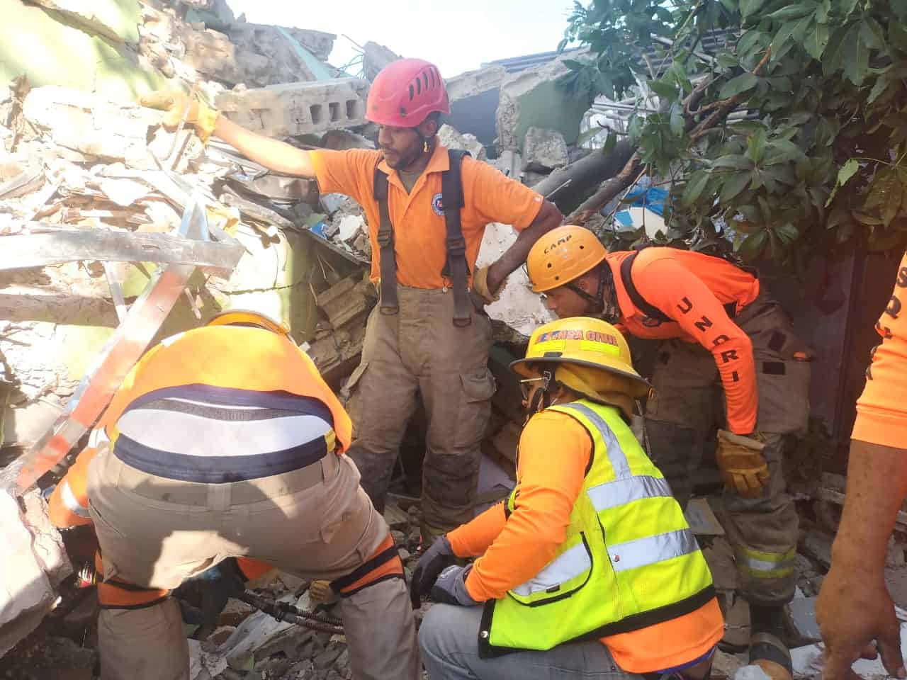 Miembros de la Defensa Civil continuando sus labores de rescate de las víctimas.