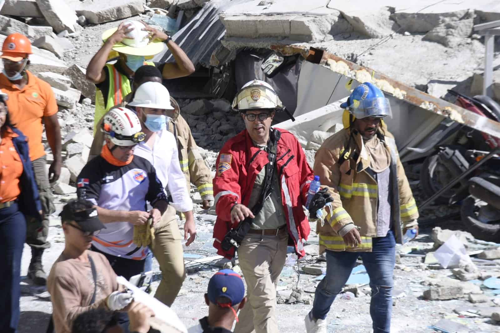 Miembros del Cuerpo de Bomberos y de la Defensa Civil continuando sus labores de rescate de las víctimas.