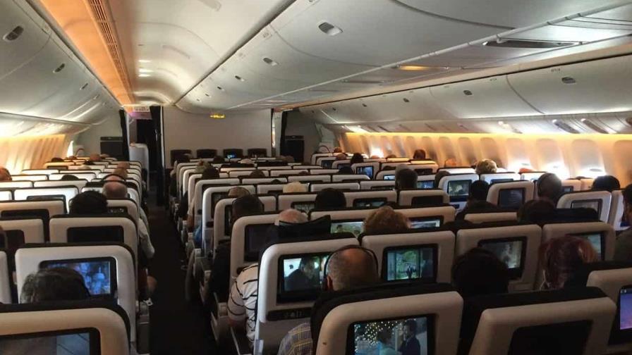 Pasajero acusado de golpear a asistente de vuelo alega que su vecino era flatulento Pasajero acusado de golpear a asistente de vuelo alega que su vecino era flatulento