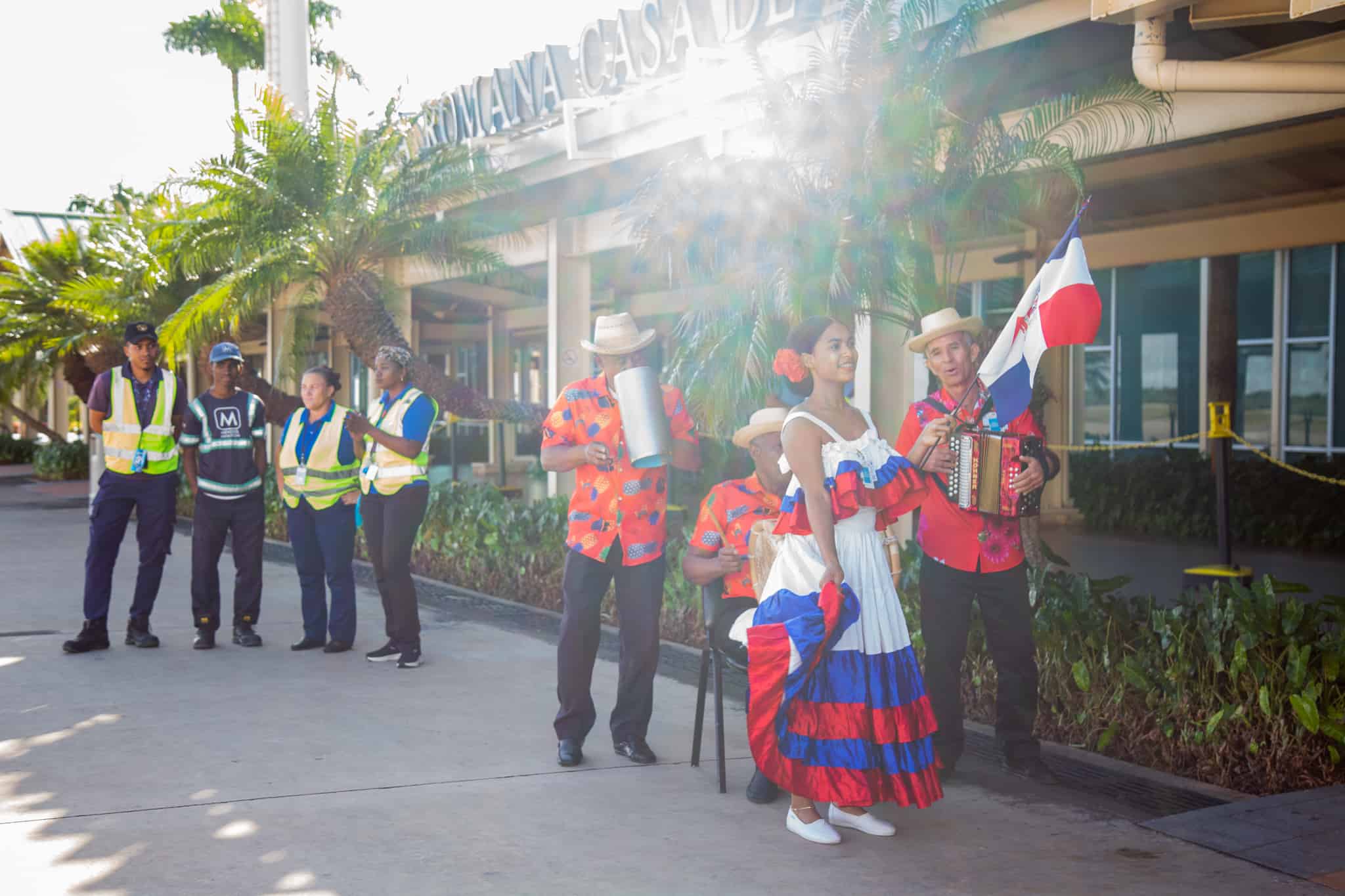 Los pasajeros de este vuelo histórico fueron recibidos con música típica.