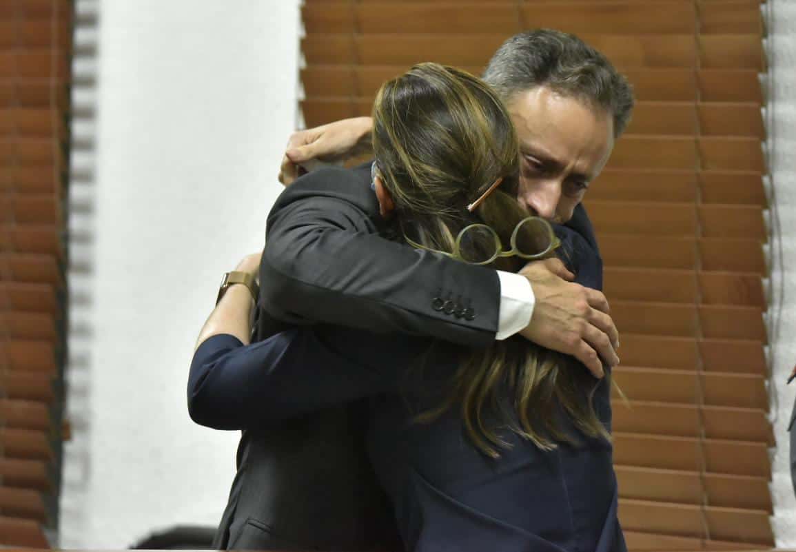 Jean Alain Rodríguez  abraza a su esposa, María Isabel Pérez, tras escuchar la decisión del juez Amauri Martínez.