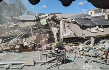 VIDEO | Se desploma edificio que albergaba mueblería en La Vega; hay varios empleados atrapados