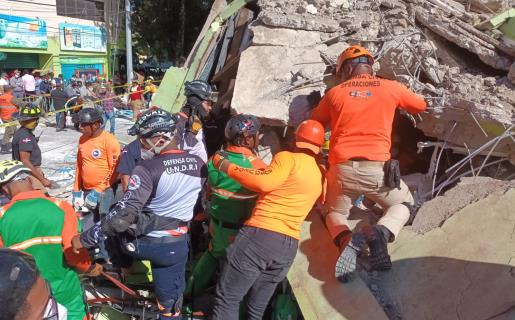 Embarazada permanece atrapada entre los escombros tras derrumbe de edificio en La Vega