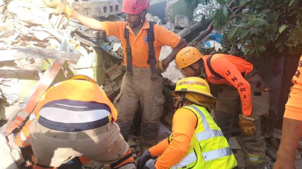 Establecen comunicación con mujeres atrapadas en derrumbe de Multimuebles en La Vega