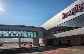 Manifestantes intentan asaltar el aeropuerto de la segunda ciudad de Perú
