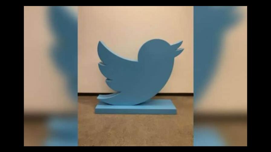 Twitter vende por 100,000 dólares su estatua del pajarito en una subasta