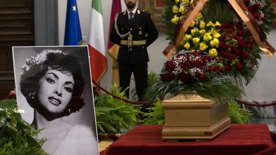 Gina Lollobrigida, despedida con aplausos y por su familia y exmarido Rigau