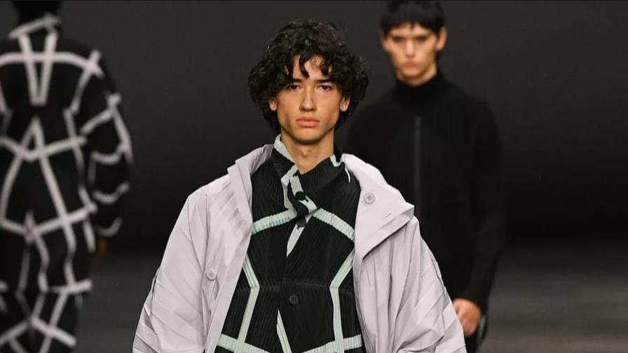 Pliegues y curvas en la ropa urbana del hombre plisado de Issey Miyake
