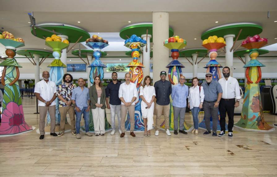 Aeropuerto Internacional de Punta Cana exhibe 12 figuras de Muñecas Sin Rostro